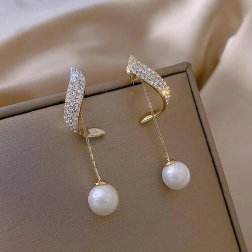 the-alessandra-pearl-earrings-36_720x_2b449416-4a7e-441d-b094-80ba5a1c9d90